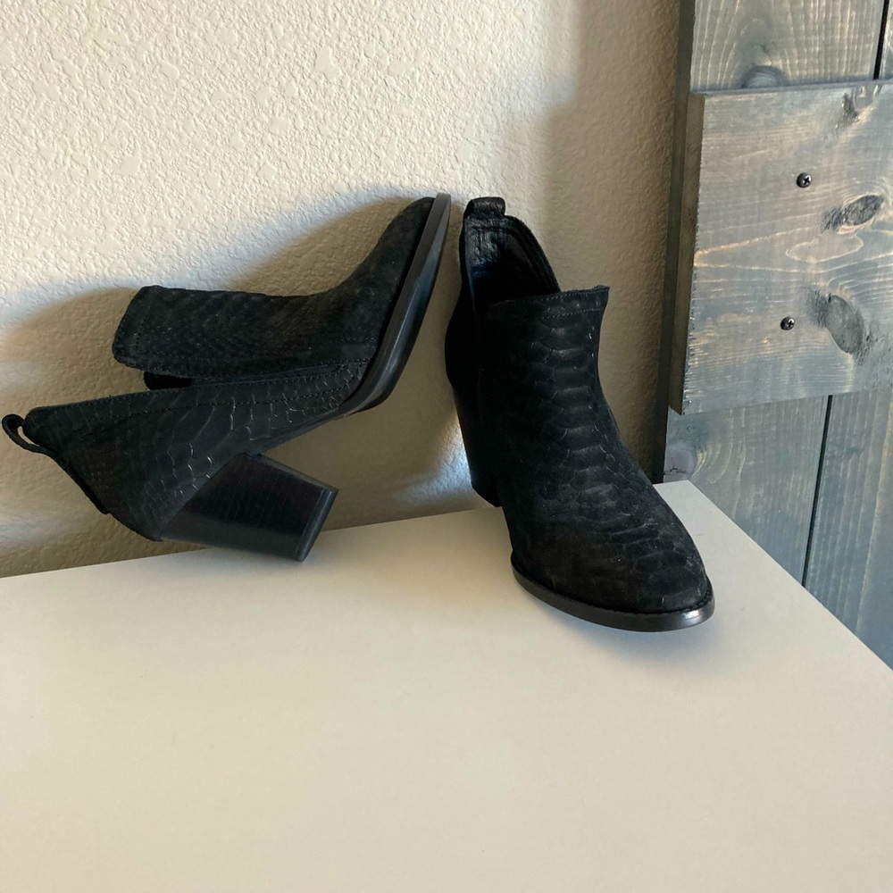 ******SOLD*******Jeffrey Campbell Rowlan Snakeskin Booties